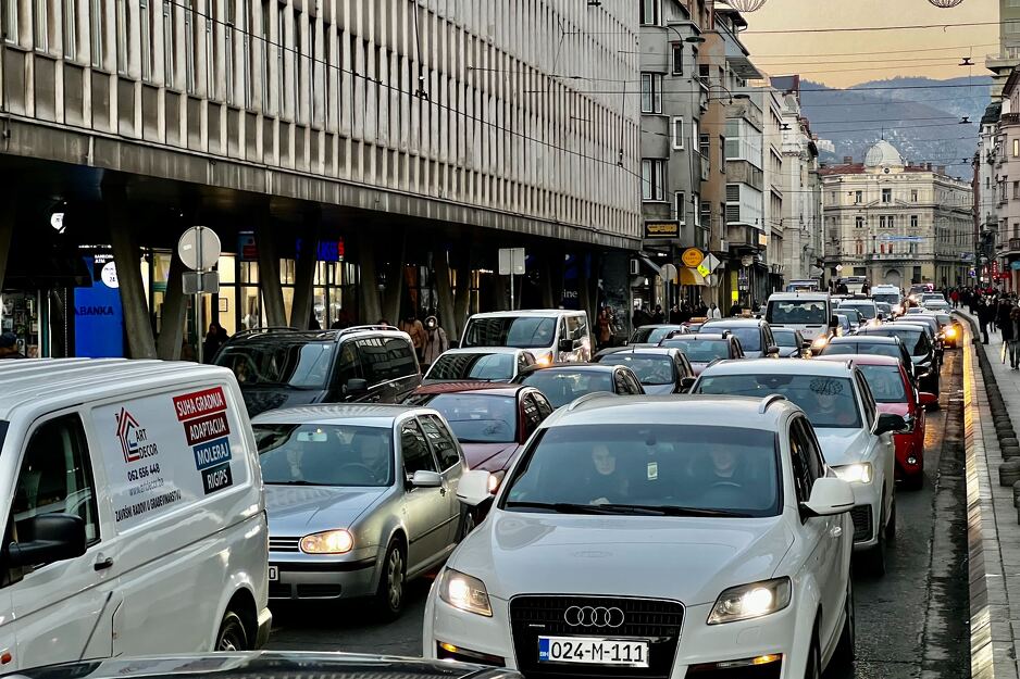 Saobraćajna gužva u Sarajevu zbog sudara automobila i tramvaja