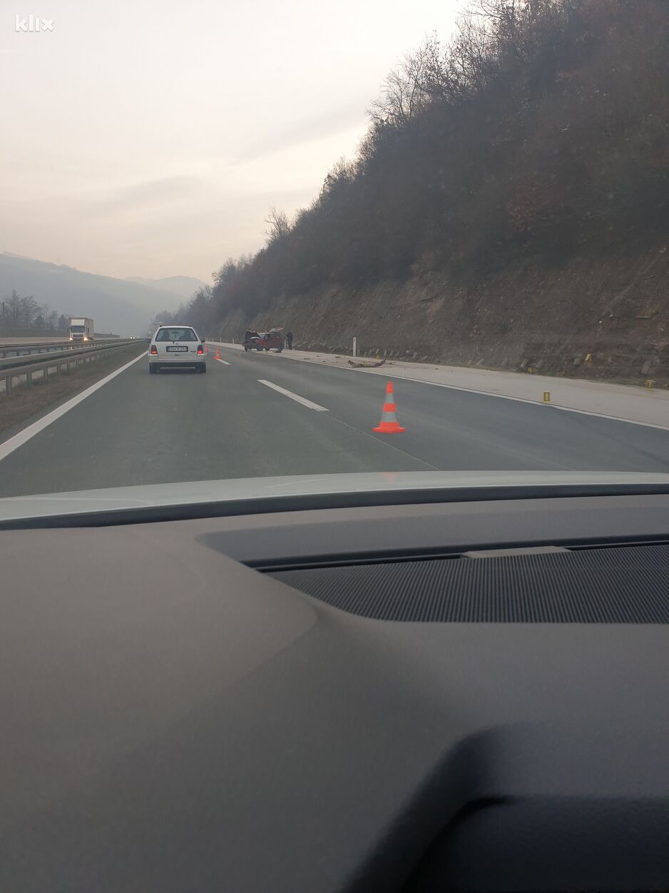 Saobraćajna nesreća na autoputu A-1 u pravcu od Zenice prema Sarajevu (Foto: Čitatelj)