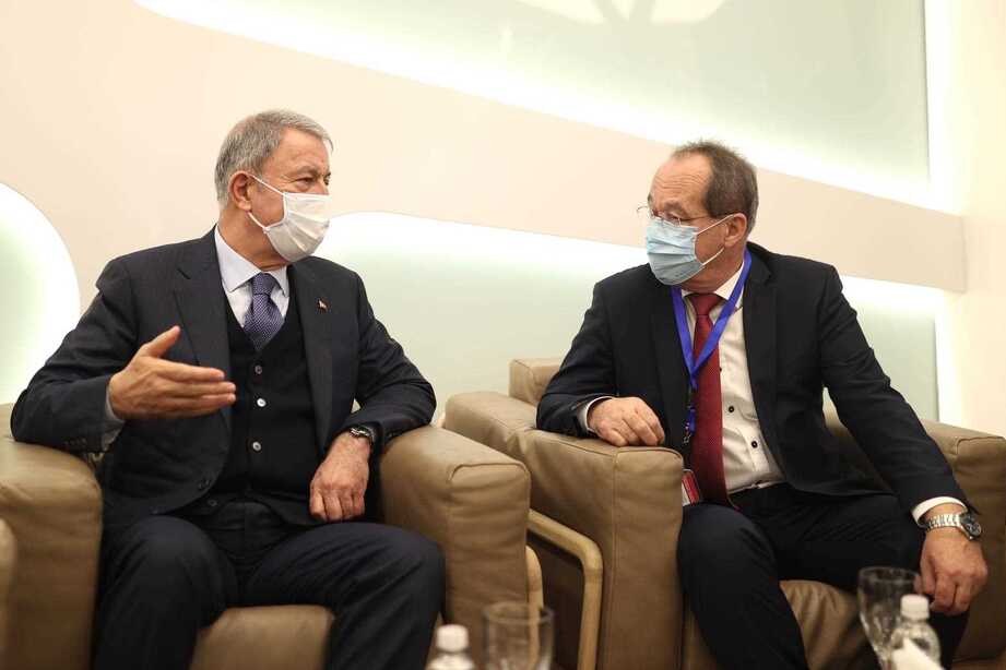 Podžić i Akar vrijeme na aerodromu proveli u razgovoru (Foto: msb.gov.tr)