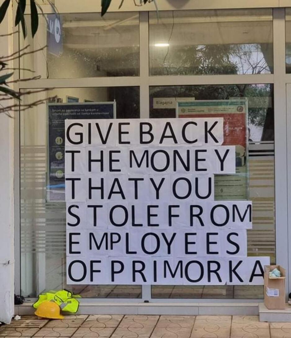 Natpis koji je Begzić zalijepio na banku (Foto: Vijesti)