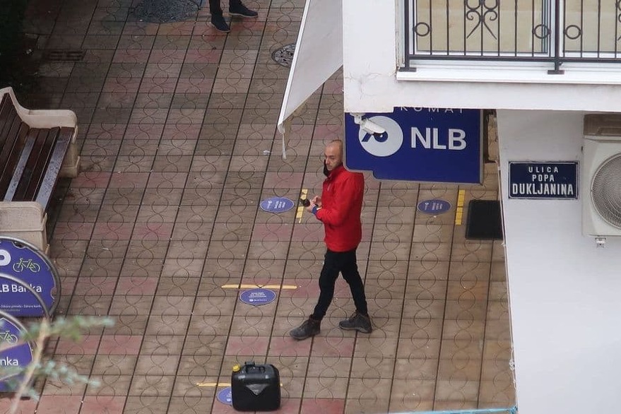 Begzić ispred filijale NLB banke (Foto: Facebook/Bar na dlanu