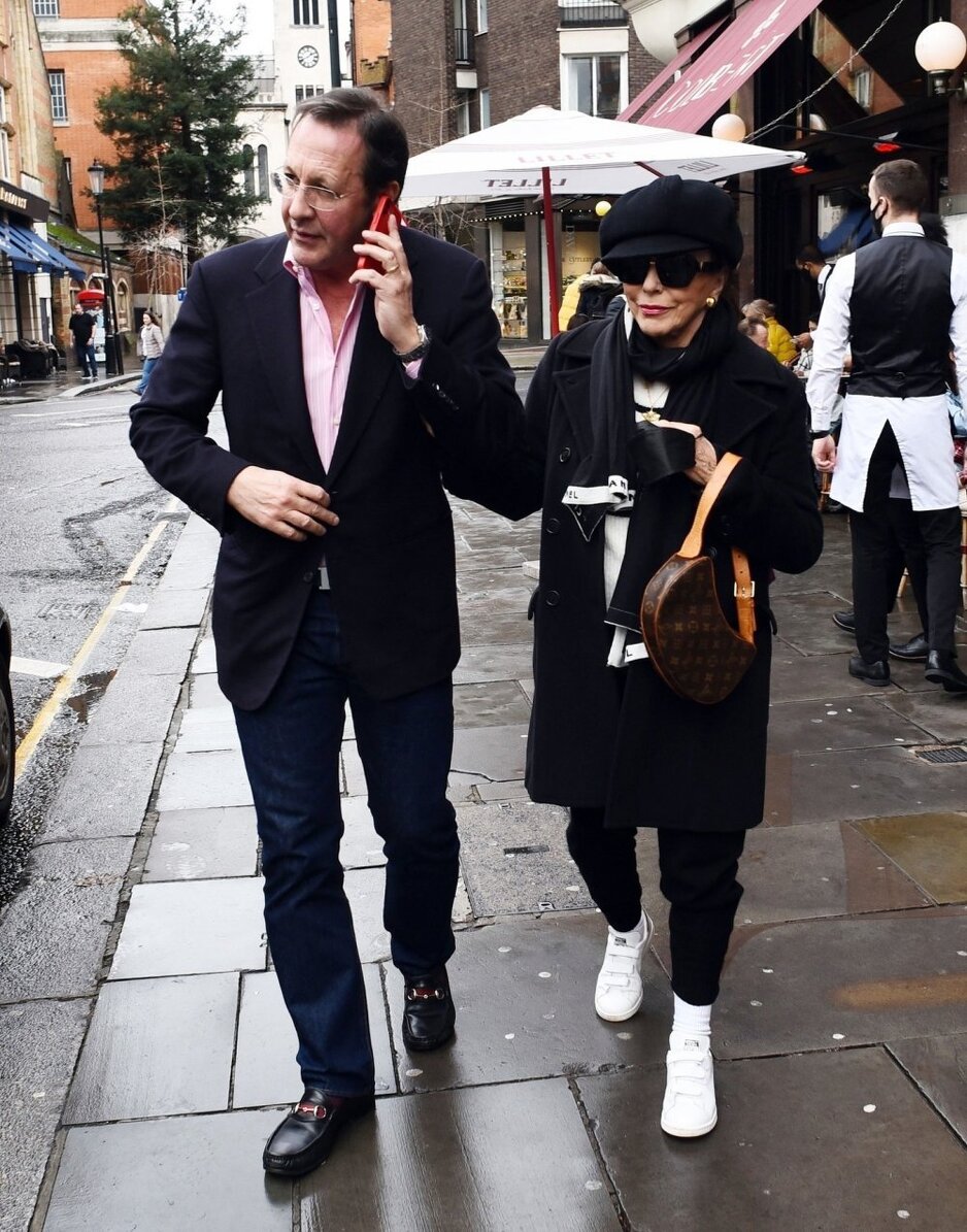 U Londonu su je paparazzi snimili u društvu njenog 32 godine mlađeg supruga Percyja Gibsona (Foto: Twitter)