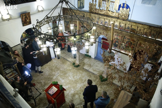 Paljenje badnjaka u Staroj crkvi na Baščaršiji (Foto: I. L./Klix.ba)