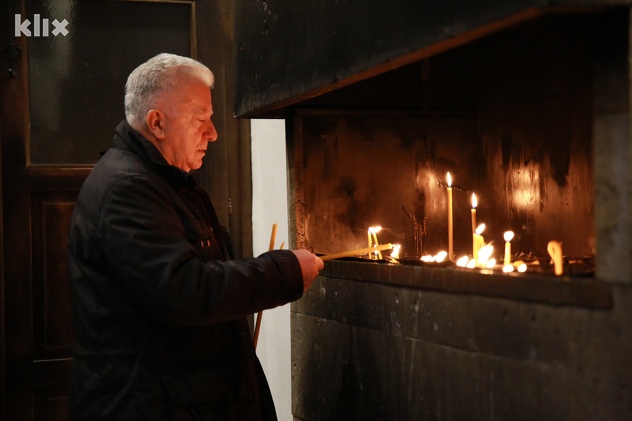 Paljenje badnjaka u Staroj crkvi na Baščaršiji (Foto: I. L./Klix.ba)