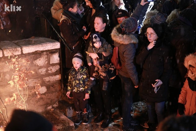 Paljenje badnjaka u Staroj crkvi na Baščaršiji (Foto: I. L./Klix.ba)