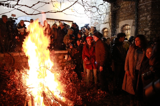 Paljenje badnjaka u Staroj crkvi na Baščaršiji (Foto: I. L./Klix.ba)