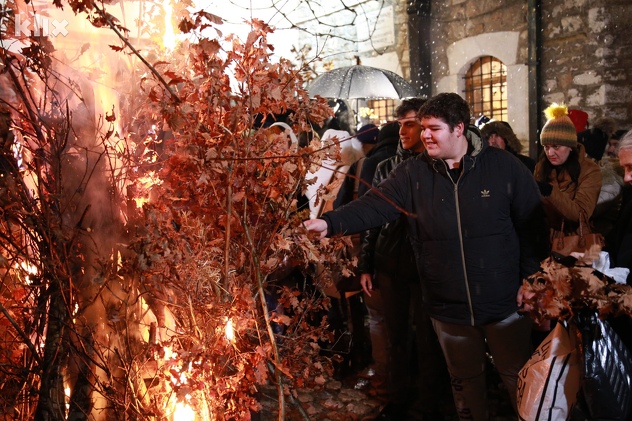 Paljenje badnjaka u Staroj crkvi na Baščaršiji (Foto: I. L./Klix.ba)