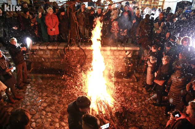 Paljenje badnjaka u Staroj crkvi na Baščaršiji (Foto: I. L./Klix.ba)