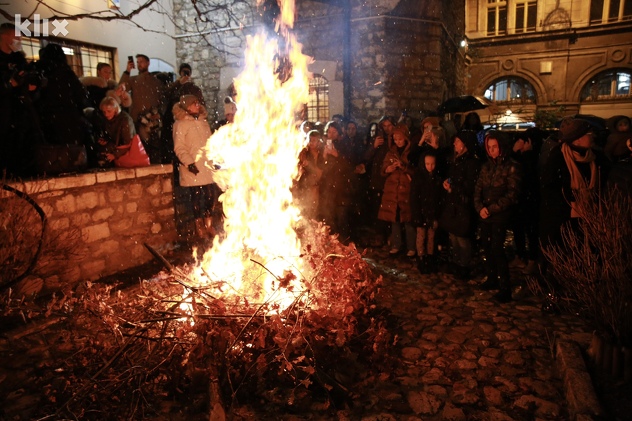 Paljenje badnjaka u Staroj crkvi na Baščaršiji (Foto: I. L./Klix.ba)