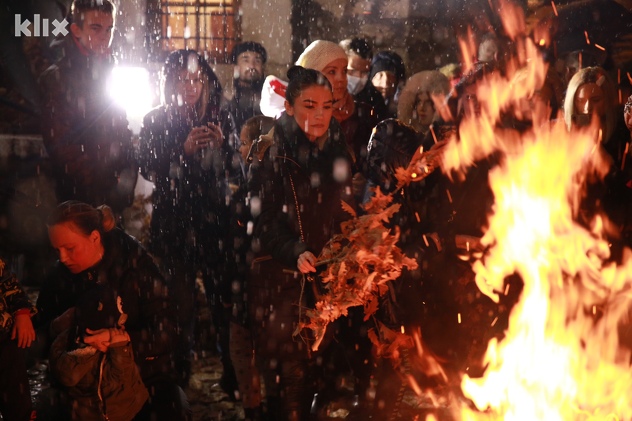 Paljenje badnjaka u Staroj crkvi na Baščaršiji (Foto: I. L./Klix.ba)