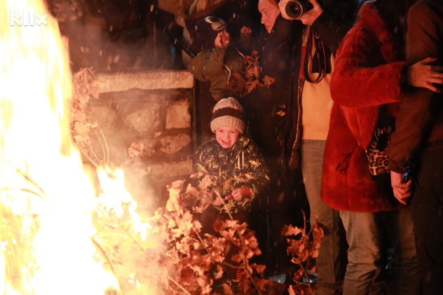 Paljenje badnjaka u Staroj crkvi na Baščaršiji (Foto: I. L./Klix.ba)