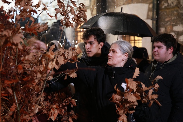 Paljenje badnjaka u Staroj crkvi na Baščaršiji (Foto: I. L./Klix.ba)