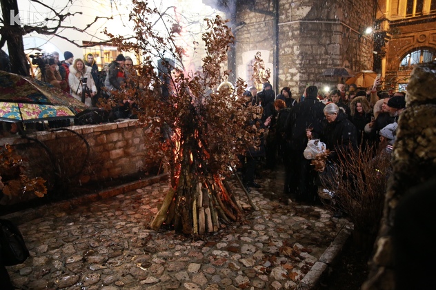 Paljenje badnjaka u Staroj crkvi na Baščaršiji (Foto: I. L./Klix.ba)
