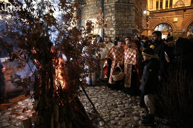 Paljenje badnjaka u Staroj crkvi na Baščaršiji (Foto: I. L./Klix.ba)