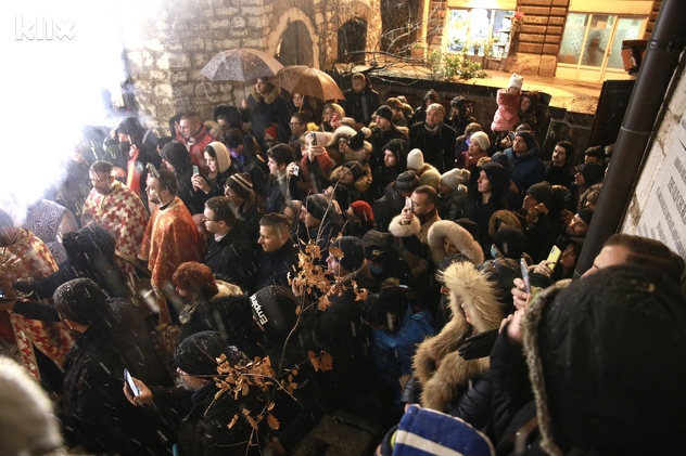 Paljenje badnjaka u Staroj crkvi na Baščaršiji (Foto: I. L./Klix.ba)
