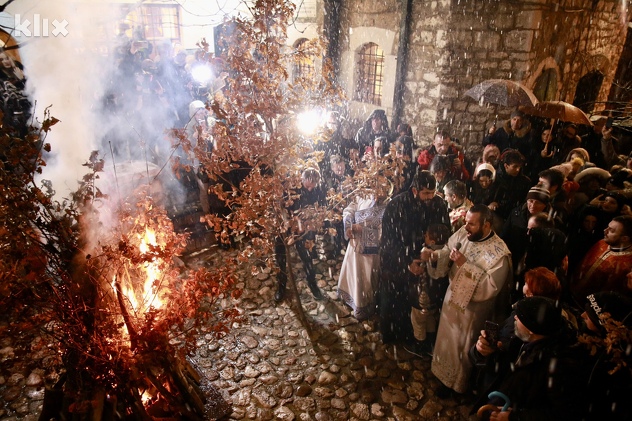 Paljenje badnjaka u Staroj crkvi na Baščaršiji (Foto: I. L./Klix.ba)