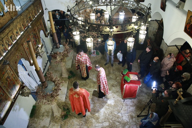 Paljenje badnjaka u Staroj crkvi na Baščaršiji (Foto: I. L./Klix.ba)