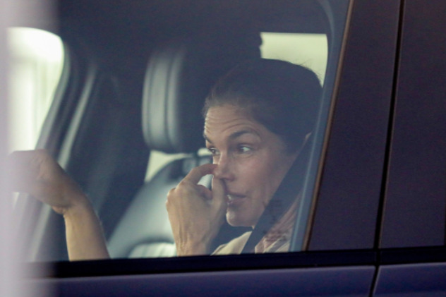 Cindy Crawford uhvaćena dok kopa nos (Foto: The Sun)