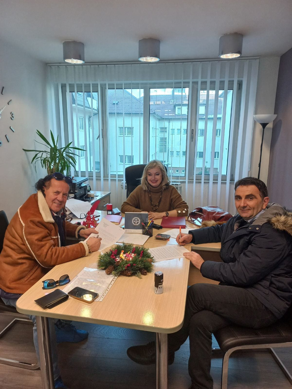 Trenutak potpisivanja ugovora