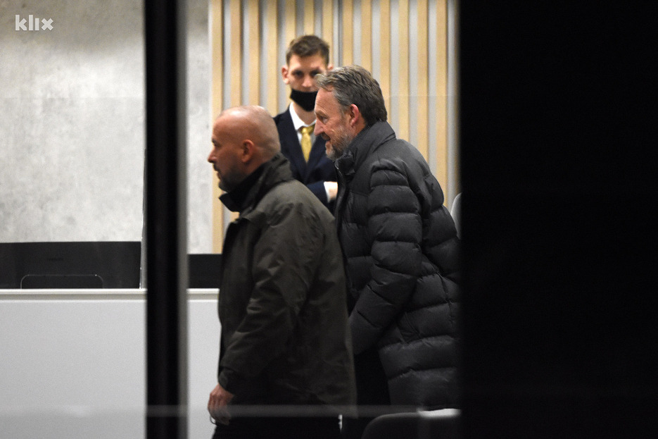 Bakir Izetbegović po povratku iz sinoćnje šetnje (Foto: E. M./Klix.ba)