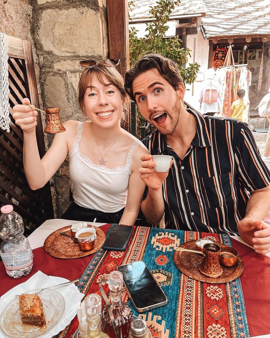 Oduševljeni su hranom i bosanskom kafom (Foto: Instagram/oskaranddan)