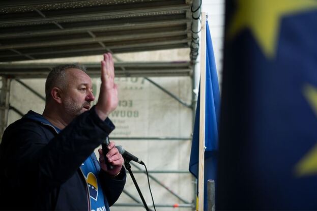 Satko Mujagić na obraćanju na protestima u Briselu (Foto: Fabrice Dekoninck)