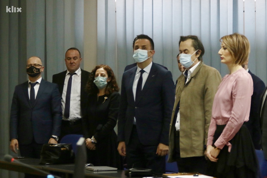 Kadrija Hodžić sa grupom ministara (Foto: A. K./Klix.ba)