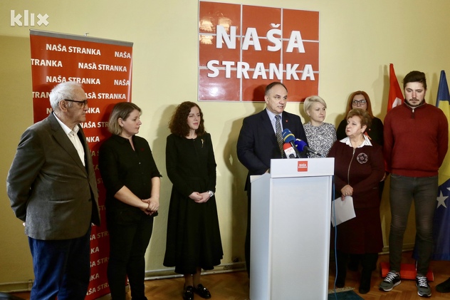 Članovi Kantonalnog odbora Naše stranke u Tuzli (Foto: A. K./Klix.ba)