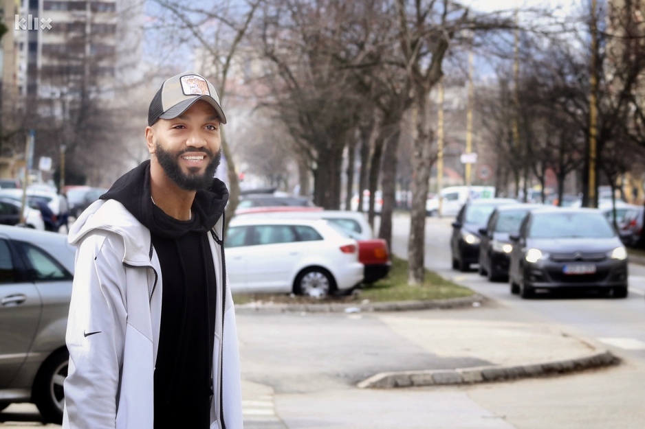 Emilio Nsue na jednoj od tuzlanskih ulica (Foto: A. K./Klix.ba)