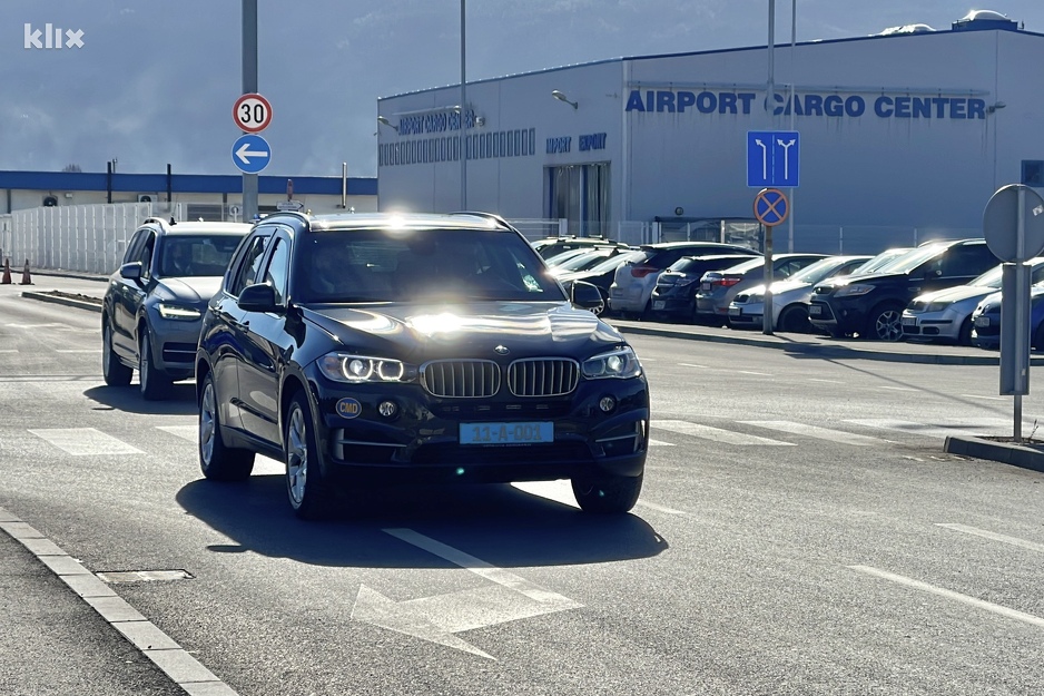 Ambasador Murphy napušta sarajevski aerodrom i kreće prema rezidenciji (Foto: I. Š./Klix.ba)
