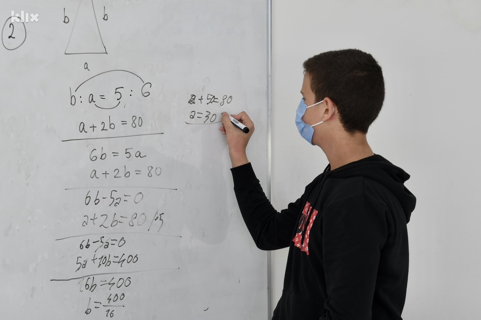 Omar rješava matematički zadatak (Foto: D. S./Klix.ba)