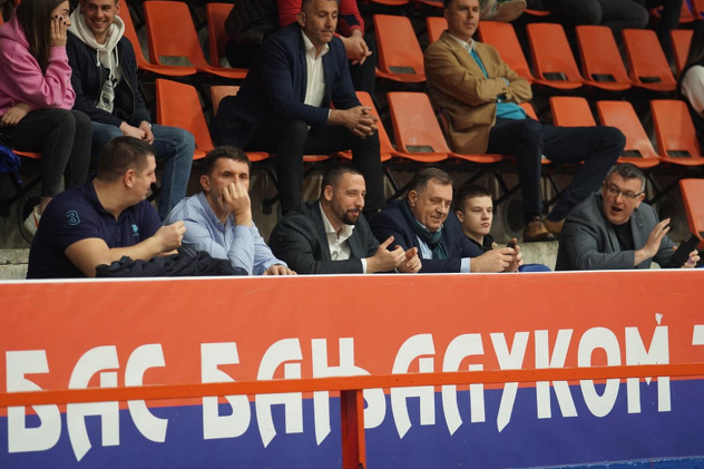 Dodik na tribinama (Foto: Mondo.ba)