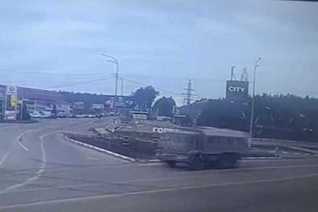 Screenshot s nadzorne kamere koja je snimila ruske vojnike u ukrajinskom vozilu