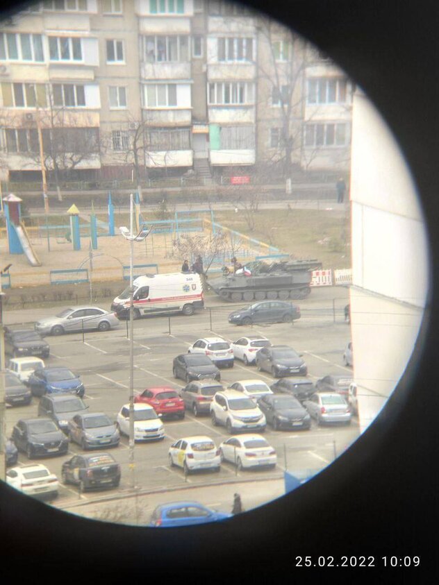 Građani pokušavaju blokirati kretanje ruskog vojnog vozila