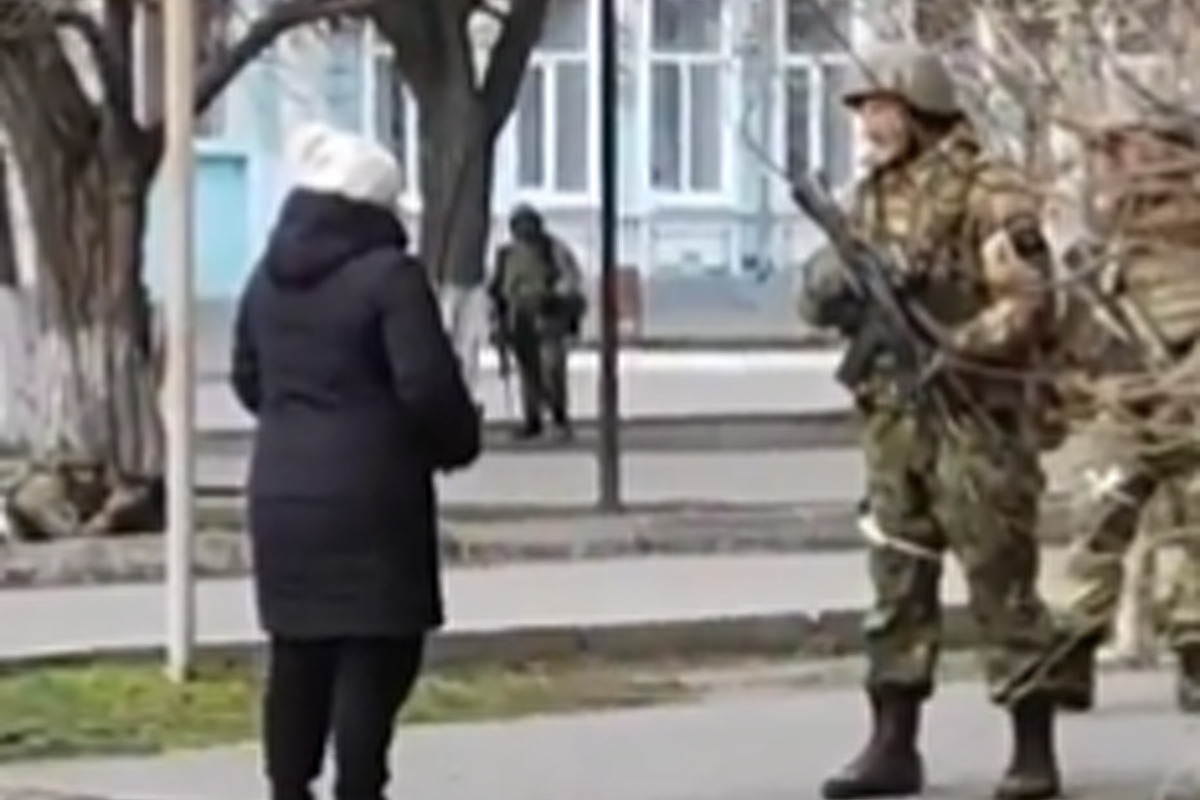 Ukrajinka hrabro stala pred ruskog vojnika tražeći da joj objasni šta radi u njenoj zemlji