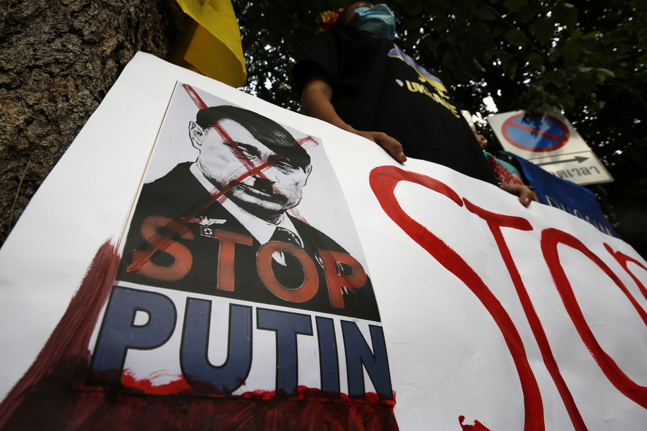Demonstranti često Putina porede s Hitlerom (Foto: EPA-EFE)