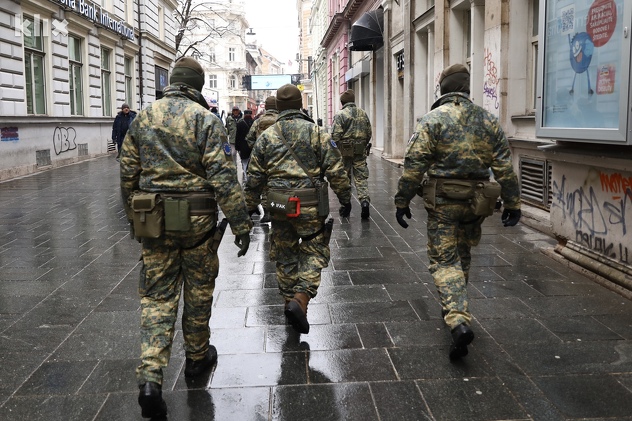 Vojnici u šetnji centrom grada (Foto: I. L./Klix.ba)