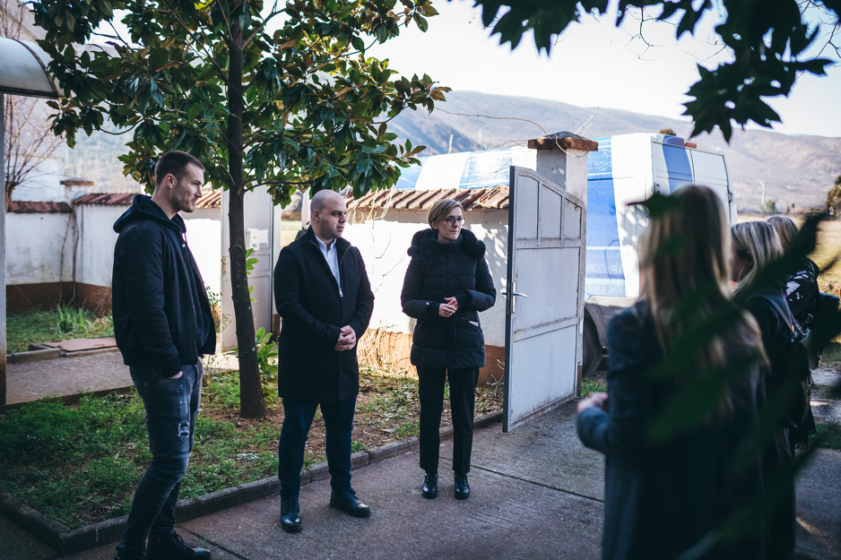 Predstavnici Mozzarta i Toni Šunjić sa predstavnicama Sigurne kuće Mostar