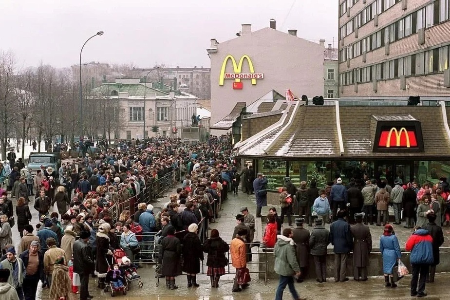 Gužve koje su zabilježene kada je otvoren prvi McDonald's u Moskvi 1990. godine (Foto: Pastvu)