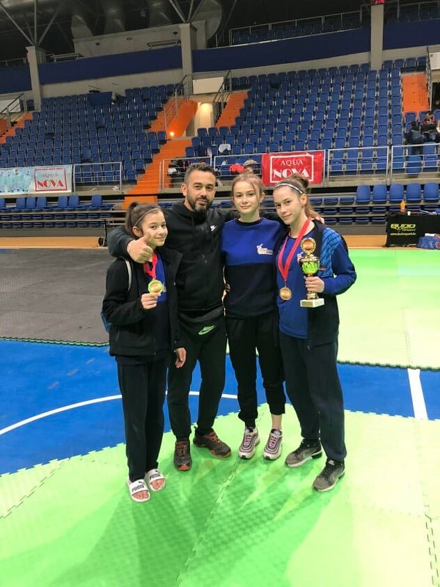 Sestre Makaš u društvu oca Mahira (Foto:Facebook)