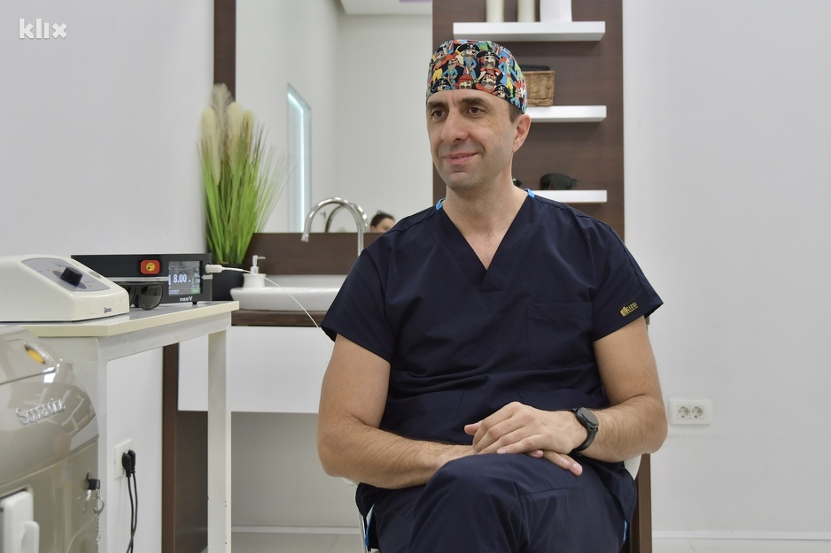 Doktor Rustempašić u ordinaciji na Našoj maloj klinici (Foto: I. Š./Klix.ba)