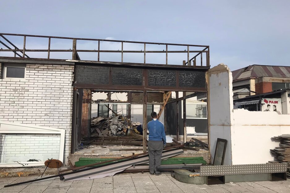 U toku rušenje pojedinih građevina kod trga (Foto: Facebook Selver Zećirović)