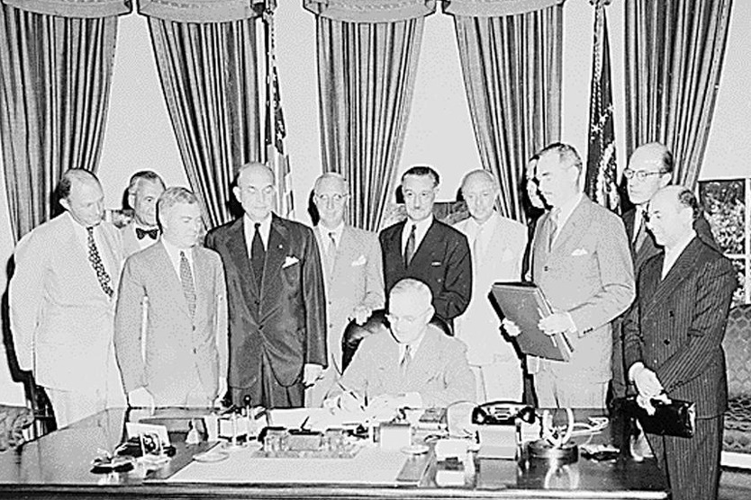 Potpisivanje Osnivačkog akta NATO saveza 1949. godine (Foto: Twitter)