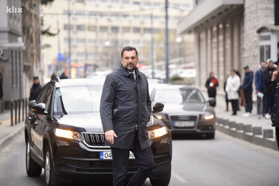 Lideri političkih stranaka ulaze na sastanak dok iza njih građani čekaju na vizu (Foto: T. S./Klix.ba)