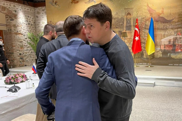 Podoljak i član ruske delegacije (Foto: Twitter)