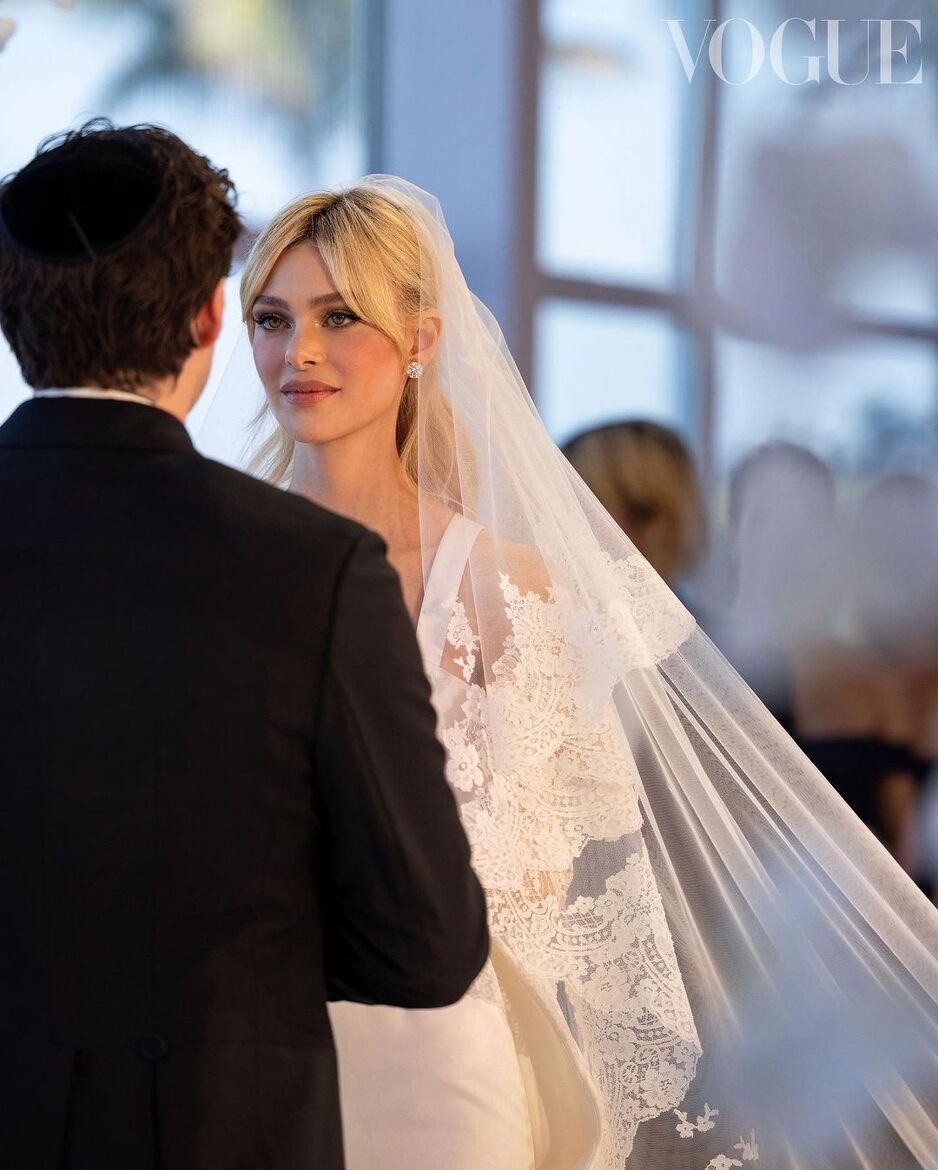 Decentna šminka i frizura su po uzoru na Claudiu Schiffer (Foto: Vogue)