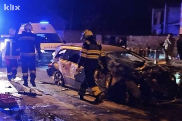 Povrijeđene iz automobila izvlače vatrogasci (Foto: Otisak.ba)