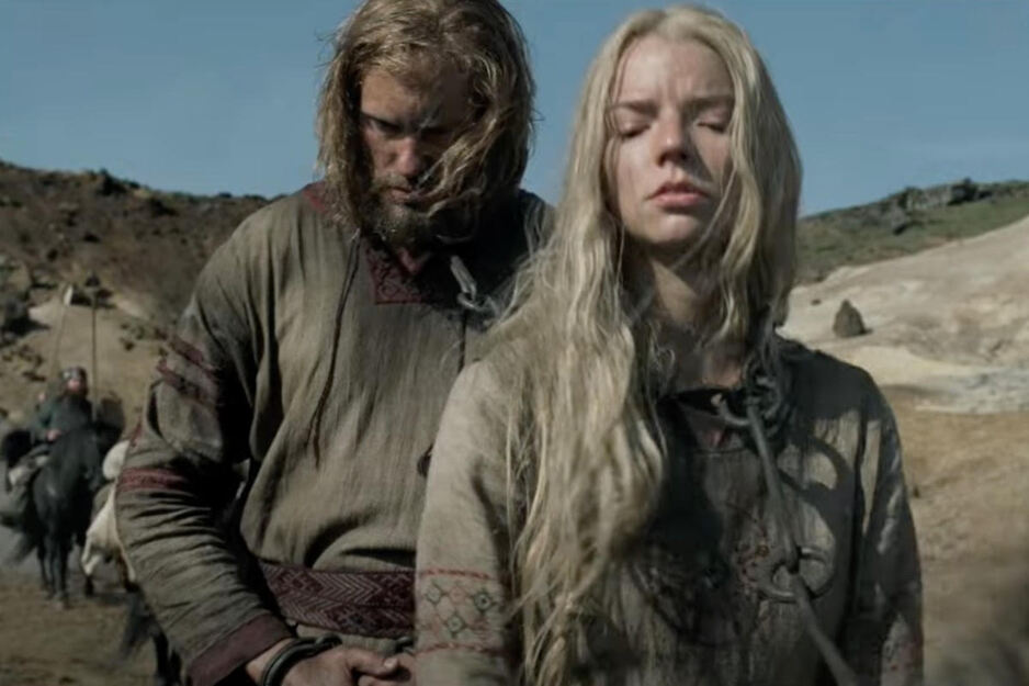 Alexander Skarsgard i Ana Taylor Joy u filmu