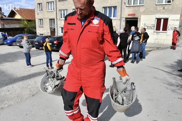 U toku čišćenje zgrade nakon požara (Foto: I. Š./Klix.ba)
