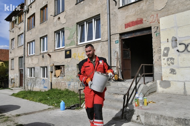 U toku čišćenje zgrade nakon požara (Foto: I. Š./Klix.ba)
